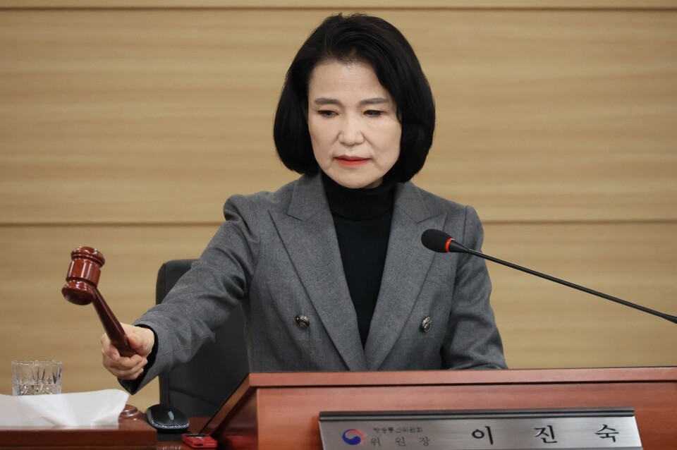 이진숙 방송통신위원장이 회의에서 의사봉을 두드리는 모습 (사진=연합뉴스)
