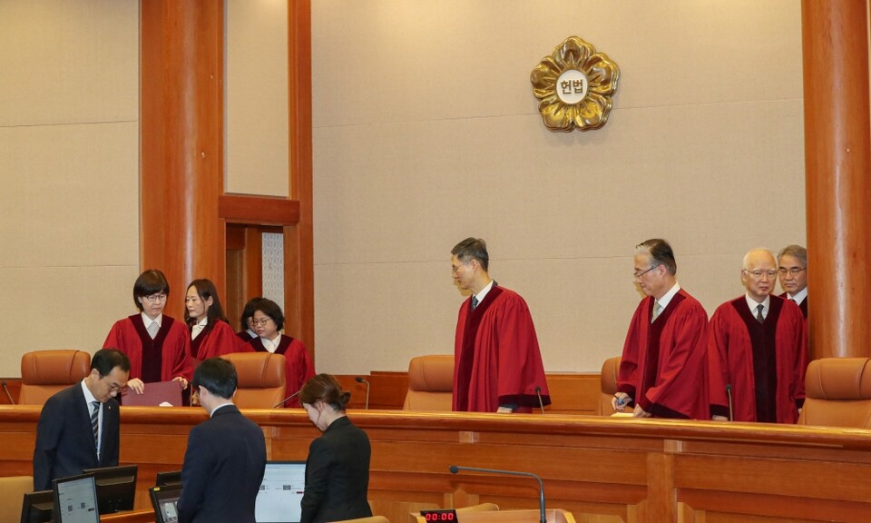 지난 24일 서울 종로구 헌법재판소 심판정에 문형배 헌법재판소장 권한대행을 비롯한 재판관들이 입장하고 있다 (사진=연합뉴스)