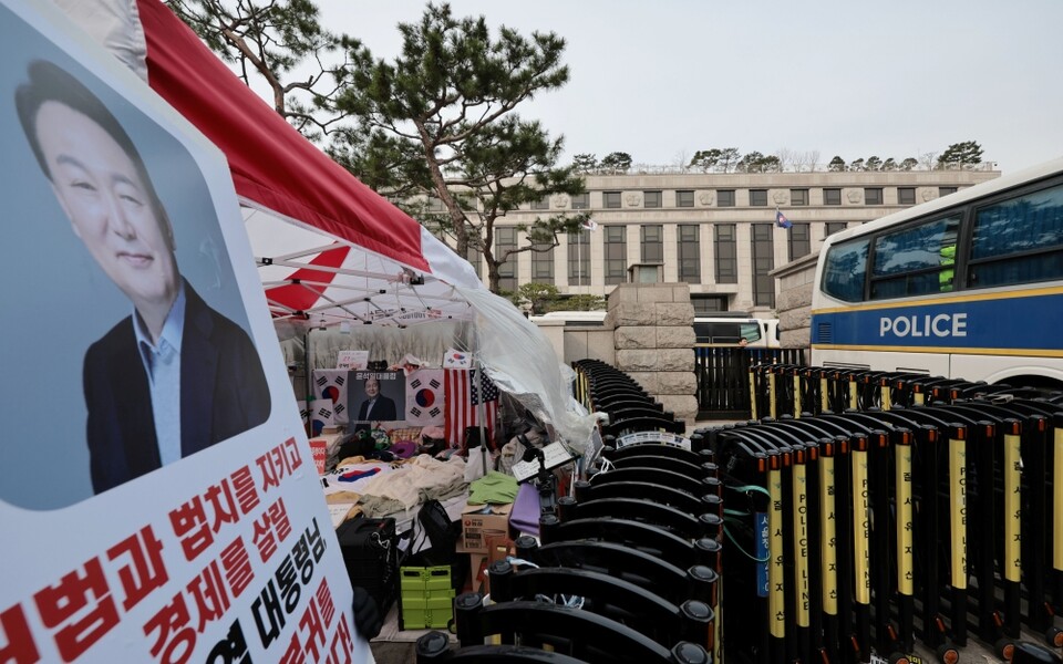 24일 서울 종로구 헌법재판소 앞에 바리케이드 등이 설치돼 있다 (사진=연합뉴스)
