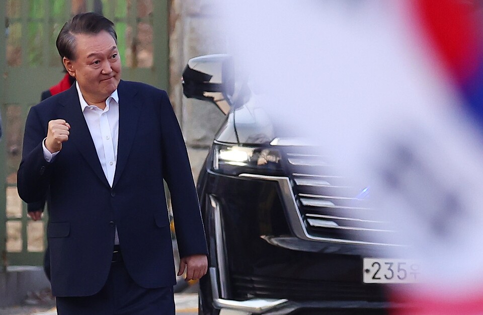 석방된 윤석열 대통령이 8일 경기도 의왕시 서울구치소 앞에서 경호차량에서 내려 지지자들에게 인사하며 주먹을 불끈 쥐어보이고 있다 (사진=연합뉴스)