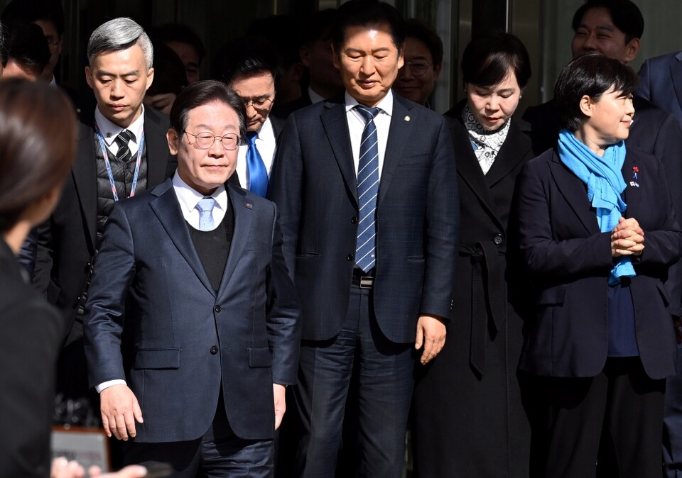 더불어민주당 이재명 대표가 26일 서울 서초구 서울고등법원에서 열린 공직선거법 위반 항소심에서 무죄를 선고받은 뒤 법정을 나서고 있다 (사진=연합뉴스)