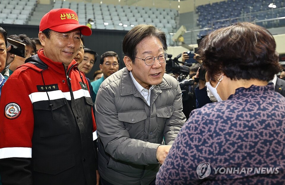 더불어민주당 이재명 대표가 26일 오후 경북 안동시 안동체육관에 마련된 산불 대피시설을 찾아 이재민을 위로하고 있다. 이 대표는 이날 공직선거법위반 혐의 항소심 무죄 선고 후 첫 일정으로 이곳을 찾았다(연합뉴스)