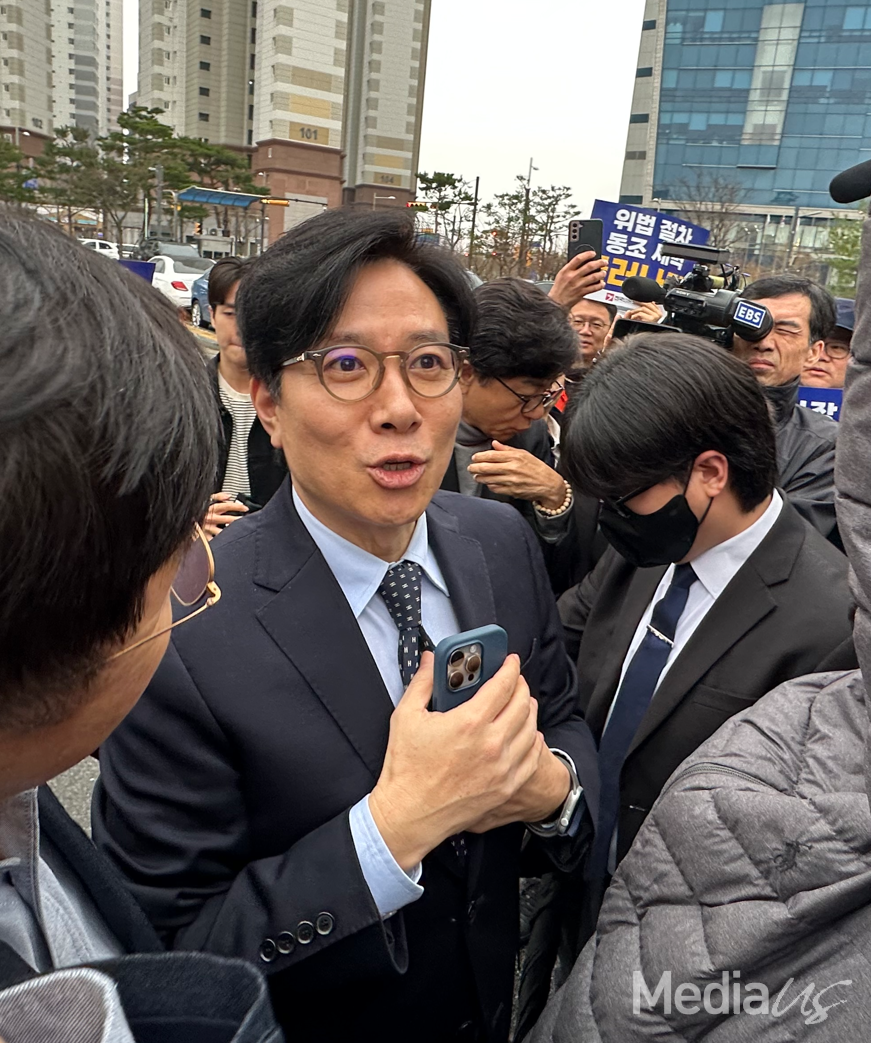 출근 저지 투쟁에 둘러싸인 신동호 EBS 사장 (사진=미디어스)