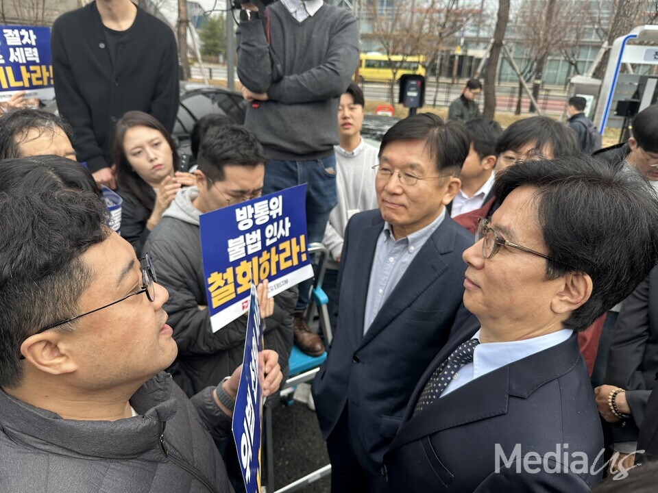 언론노조가 신동호 사장에게 물러날 것으로 요구하고 있다. 신동호 사장 옆 인물은 KBS 출신 이준용 이사 (사진=미디어스)