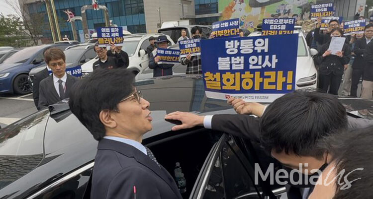 27일 신동호 EBS 사장이 구성원들의 출근 저지 투쟁에 막혀 다시 차량에 탑승하고 있다.(사진=미디어스)