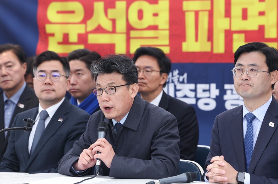 27일 더불어민주당 진성준 정책위의장이 서울 종로구 광화문 천막당사에서 열린 정책조정회의에서 발언하고 있다 (사진=연합뉴스)