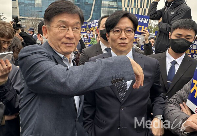 27일 출근을 시도하는 신동호 사장과 옆에서 길을 트는 이준용 EBS 이사(사진=미디어스)