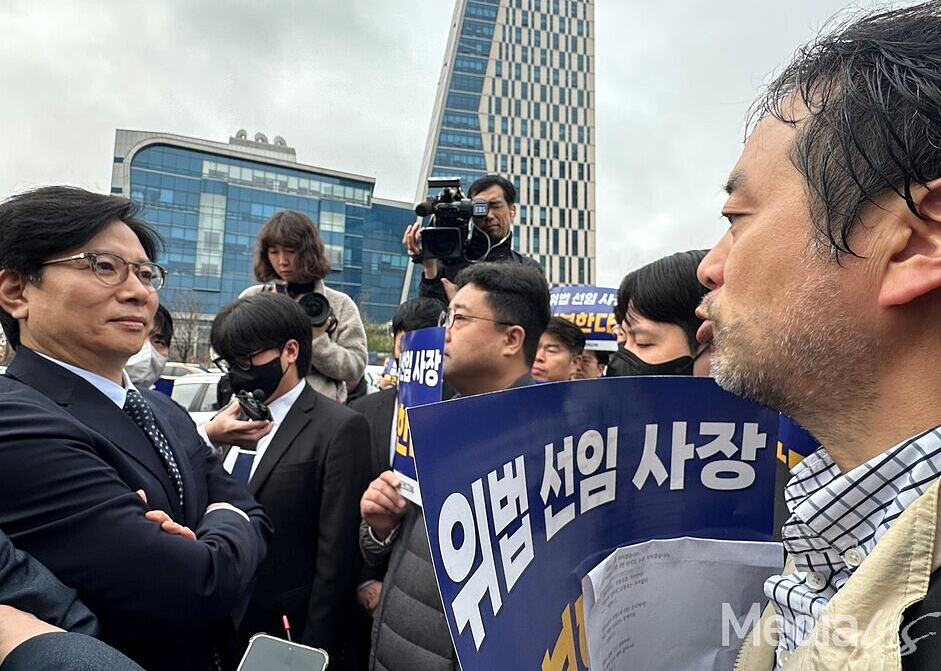 27일 경기 일산 동구 EBS 사옥 앞에서 김성관 전국언론노동조합 EBS지부장(오른쪽)이 신동호 사장(왼쪽)의 출근을 저지하며 사퇴를 촉구하고 있다 (사진=미디어스)