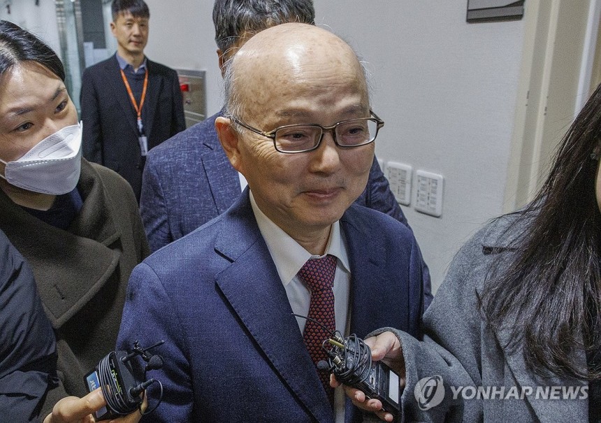 안창호 국가인권위원회 위원장이 7일 서울 중구 인권위에서 열린 제5차 전원위원회에 입장하다 취재진 질문을 받고 있다. (사진=연합뉴스)