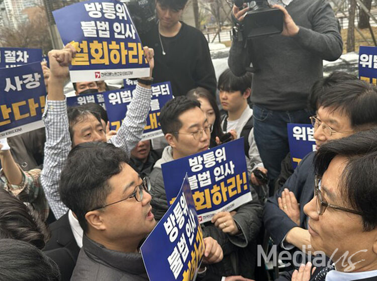 27일 언론노조, EBS 구성원들이 신동호 사장 출근을 저지하고 있다.(사진=미디어스) 