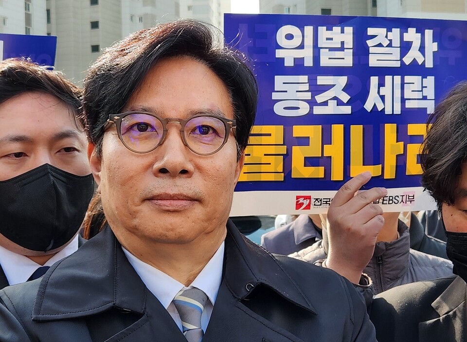 28일 경기도 일산 동구 EBS 사옥 앞에서 구성원들의 출근 저지 투쟁에 가로막힌 신동호 EBS 사장 (사진=미디어스)