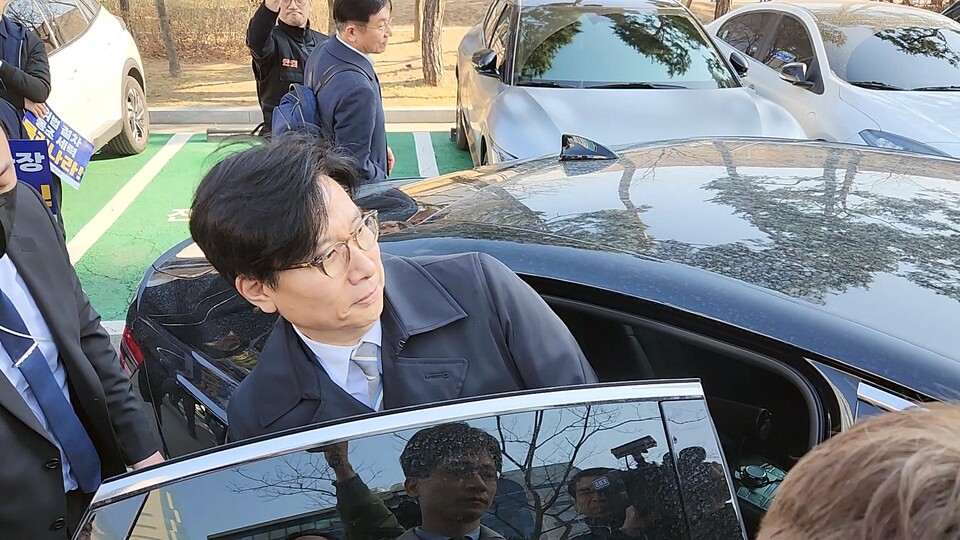 28일 경기도 일산 동구 EBS 사옥 앞에서 구성원들의 출근 저지 투쟁에 발길을 돌려 관용차에 탑승 중인 신동호 EBS 사장(사진=미디어스)