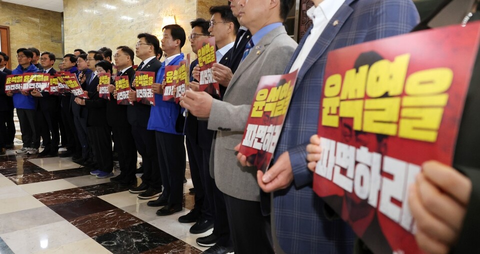 더불어민주당 초선의원 모임인 '더민초' 소속 의원들이 28일 국회 로텐더홀에서 비상시국대응 긴급기자회견을 열고 있다 (사진=연합뉴스)