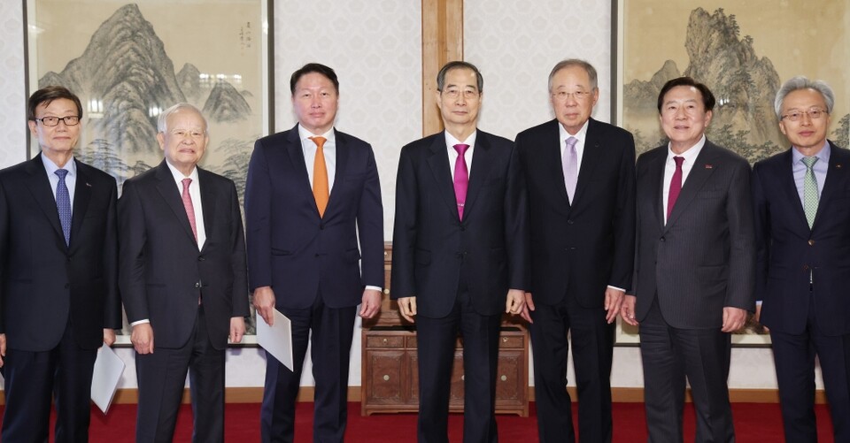 한덕수 대통령 권한대행(가운데)이 지난 27일 서울 종로구 총리공관에서 경제6단체장과 간담회에 앞서 기념촬영을 하고 있다 (사진=연합뉴스)