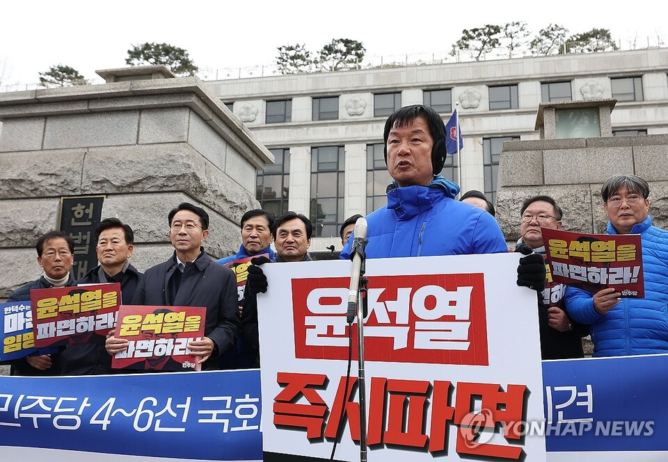 헌법재판소 앞에서 1인 시위 중인 더불어민주당 박균택 의원이 30일 서울 종로구 헌법재판소 앞에서 열린 윤석열 대통령 파면 촉구 4~6선 국회의원 긴급 기자회견이 끝난 뒤 발언하고 있다.(연합뉴스)