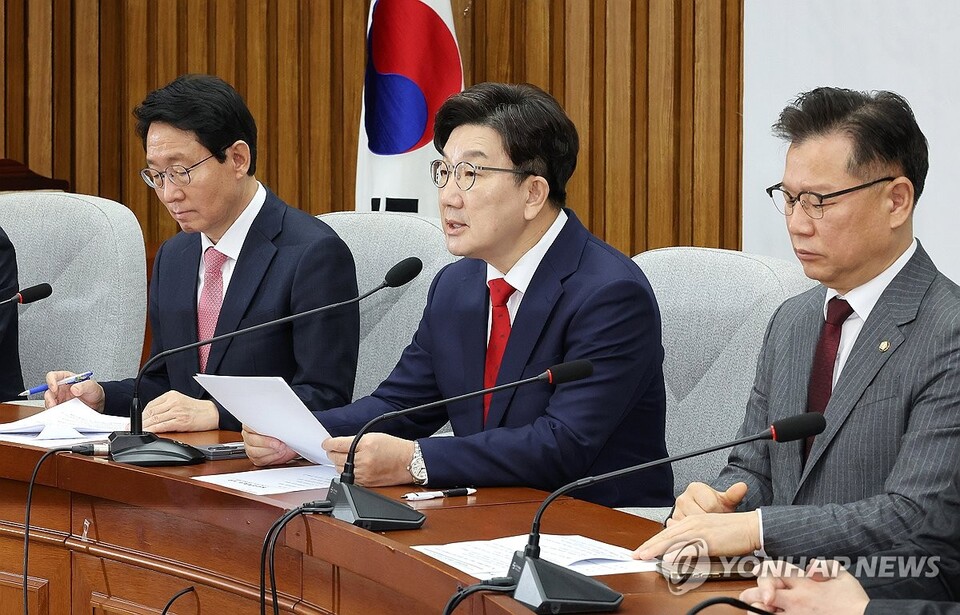 국민의힘 권성동 원내대표(가운데)가 1일 국회에서 열린 원내대책회의에서 발언하고 있다.(연합뉴스)