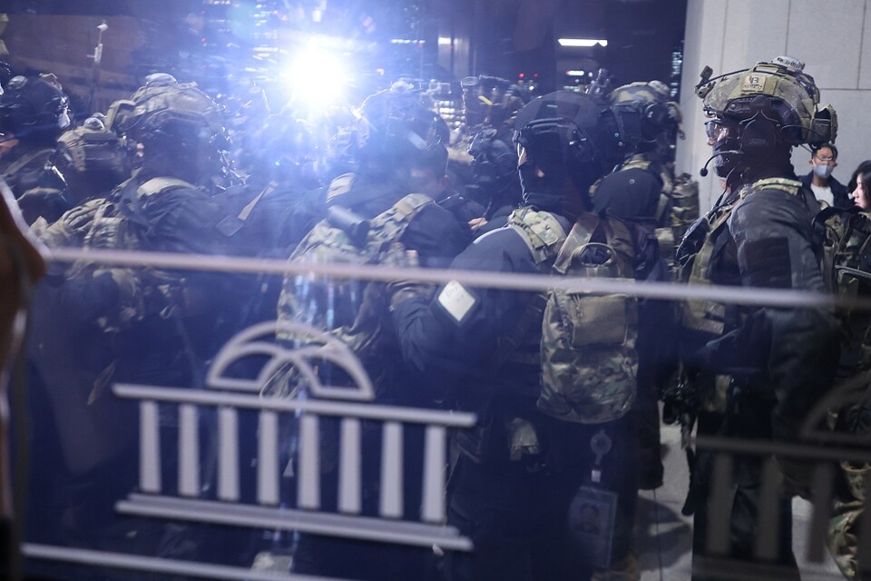 지난해 12월 3일 밤 윤석열 대통령이 긴급 성명을 통해 비상계엄을 선포하자 4일 자정께 서울 영등포구 여의도 국회 본관으로 계엄군이 진입 준비를 하는 모습 (사진=연합뉴스)