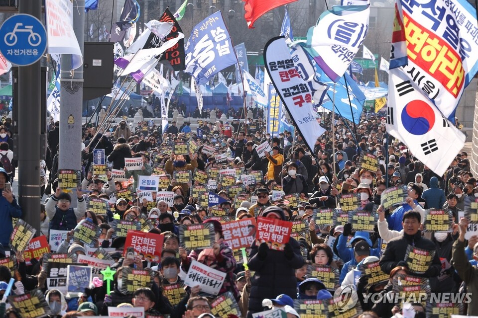 3월 16일 서울 종로구 동십자각 앞에서 '윤석열 즉각 퇴진·사회대개혁 비상행동'이 주최한 탄핵 촉구 집회가 열리고 있다. (서울=연합뉴스)