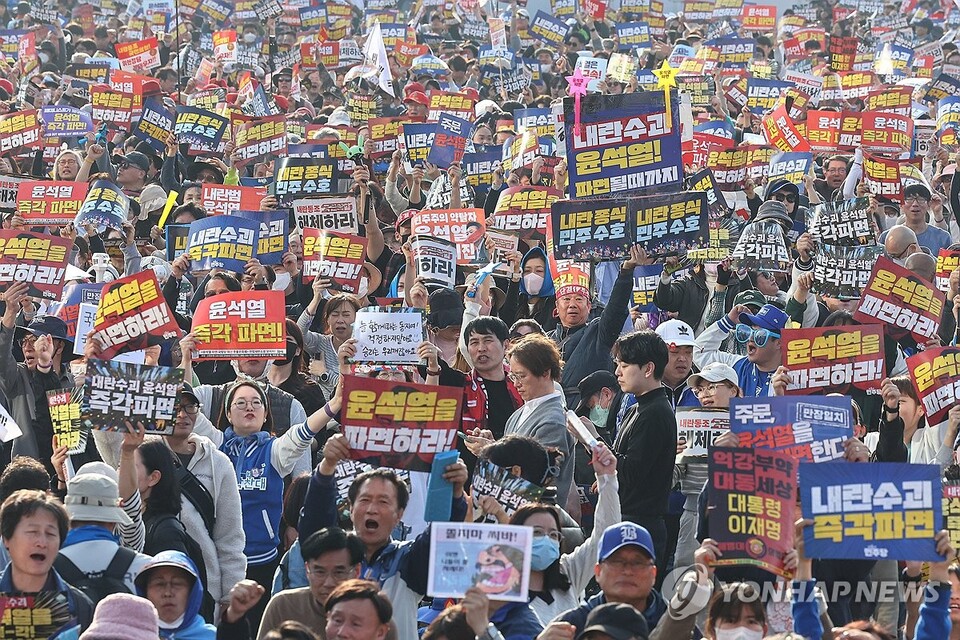 3월 22일 서울 종로구 동십자각 앞에서 윤석열 즉각퇴진·사회대개혁 16차 범시민대행진이 열리고 있다. (서울=연합뉴스)