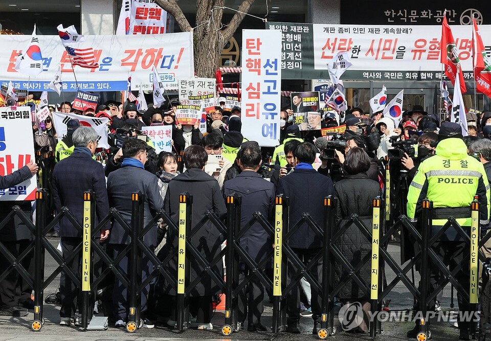 윤석열 대통령 지지자들이 지난달 18일 서울 종로구 헌법재판소 앞에서 '피청구인 윤석열, 조속한 파면 결정 청원서' 제출 기자회견을 벌이는 국회 법사위 야당 위원들을 향해 야유를 보내고 있다.(사진=연합뉴스)