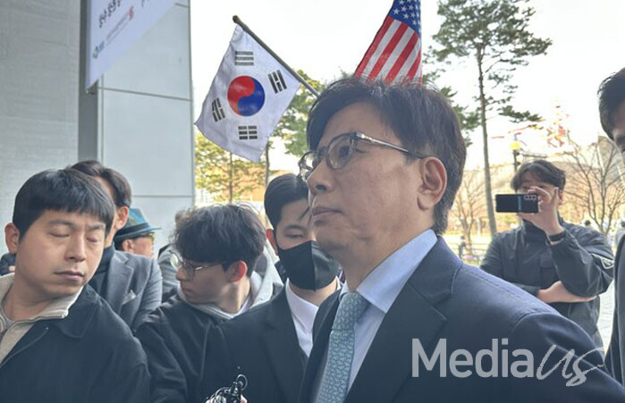 신동호 EBS 사장이 3일 출근을 시도하고 있다.(사진=미디어스)