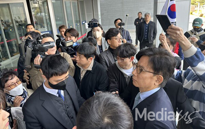 신동호 EBS 사장이 3일 출근을 시도하고 있다.(사진=미디어스)