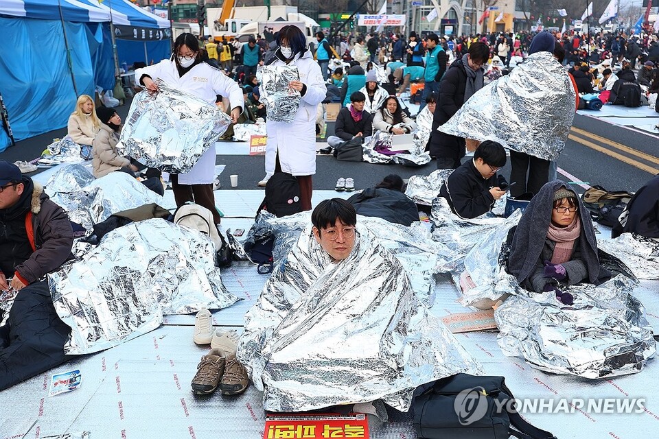 윤석열 대통령 탄핵심판일인 4일 오전 서울 종로구 안국역 인근에서 '윤석열 8대0 파면을 위한 끝장 대회' 참가자들이 거리에서 아침을 맞이하고 있다.(사진=연합뉴스)
