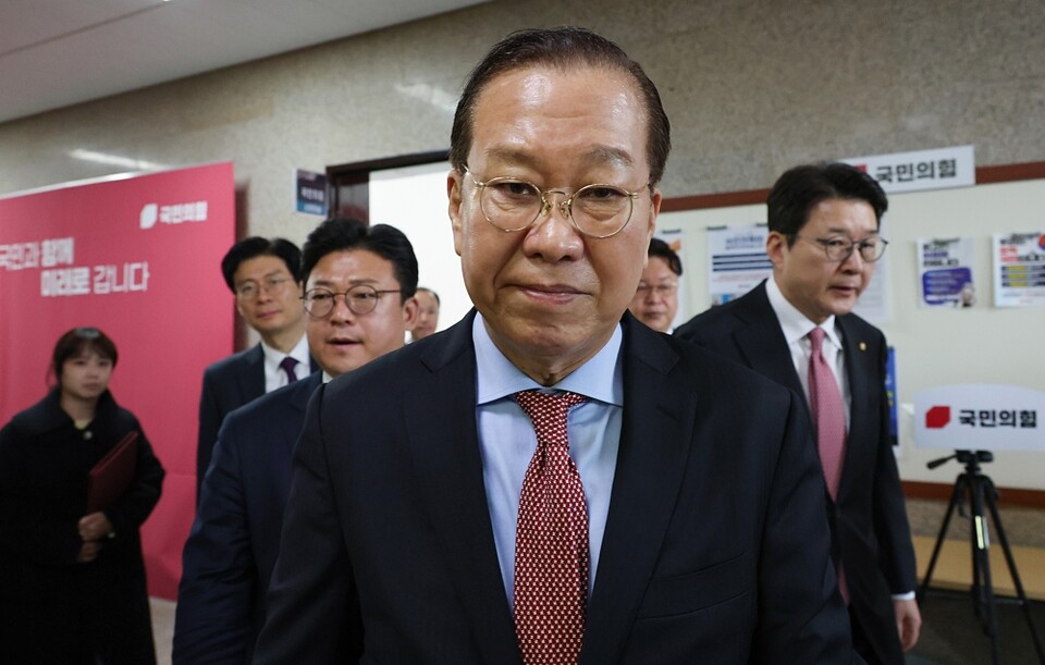 국민의힘 권영세 비상대책위원장이 4일 서울 여의도 국회에서 현재의 윤석열 전 대통령 탄핵 인용이 발표되자 입장을 밝힌 뒤 회의장을 나가고 있다 (사진=연합뉴스)