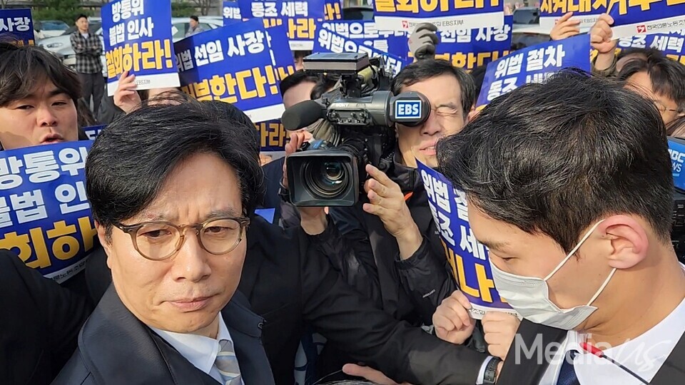 지난달 28일 경기 일산 동구 EBS 사옥 앞에서 구성원들의 출근 저지 투쟁에 가로막힌 신동호 EBS 사장 (사진=미디어스)