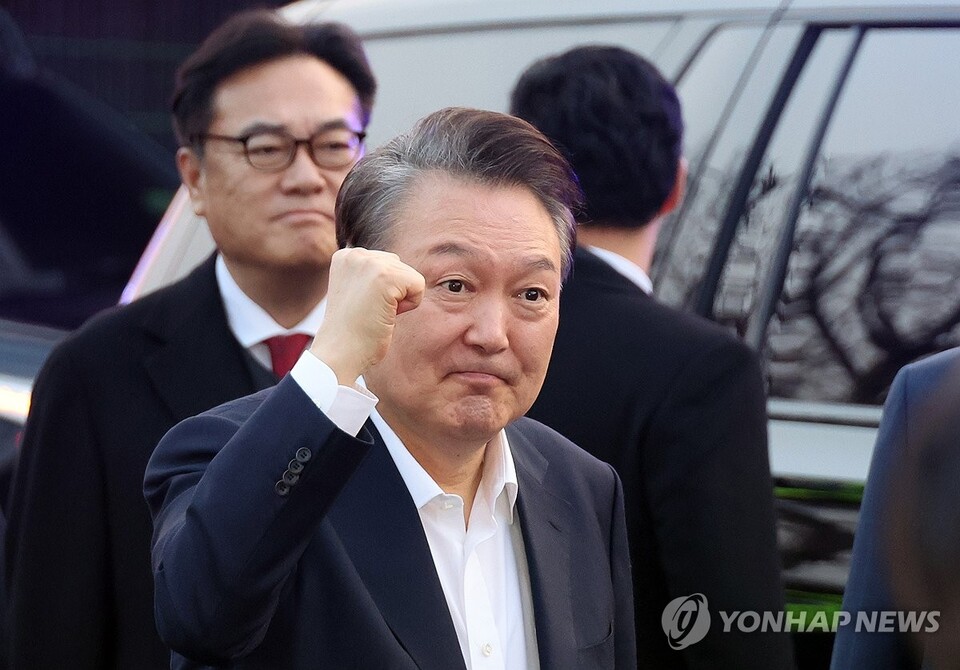 서울구치소에서 석방된 윤석열 대통령이 3월 8일 서울 한남동 관저 앞에서 차에서 내려 지지자들에게 손을 들어 보이고 있다.(사진=연합뉴스)