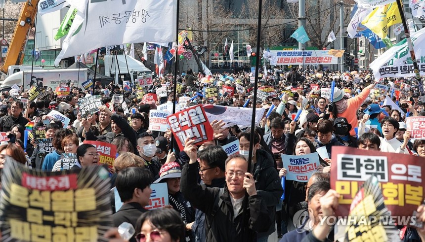 헌법재판소가 윤석열 전 대통령 탄핵 사건에 대해 인용을 선고한 4일 서울 종로구 안국동 일대에서 탄핵에 찬성한 시민들이 헌재의 파면 선고에 환호하고 있다. (사진=연합뉴스)