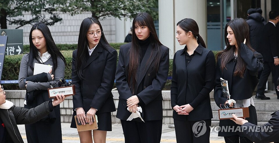 걸그룹 뉴진스(NJZ)가 3월 7일 서울 서초구 서울중앙지방법원에서 열린 '기획사 지위보전 및 광고계약 체결 등 금지' 가처분 신청의 심문기일을 마친 뒤 법원 청사를 나서며 취재진 질문에 답하고 있다. (서울=연합뉴스)