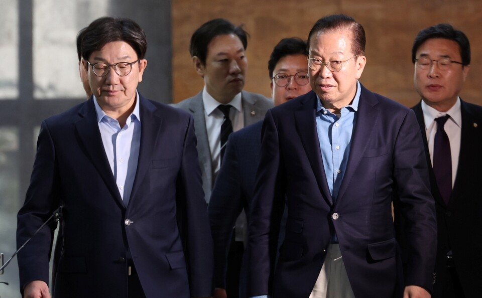국민의힘 권영세 비상대책위원장과 권성동 원내대표가 지난 6일 서울 여의도 국회에서 열린 의원총회에 참석하고 있다 (사진=연합뉴스)