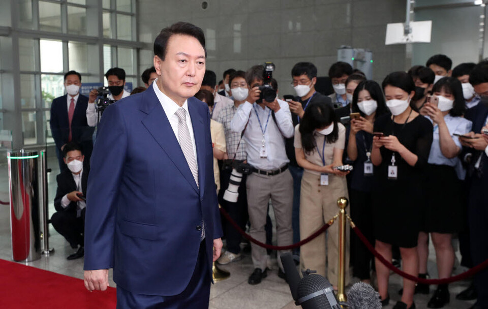 윤석열 전 대통령이 지난 2022년 7월 당시 서울 용산 대통령실 청사로 출근하며 취재진의 질문에 답변하는 모습 (사진=연합뉴스)