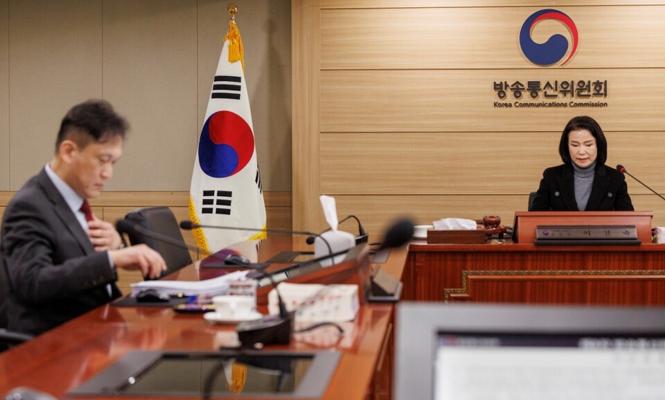 지난달 26일 방송통신위원회 이진숙 위원장과 김태규 부우원장이 정부과천청사에서 열린 방통위 제7차 전체 회의에 참석한 모습 (사진=연합뉴스)