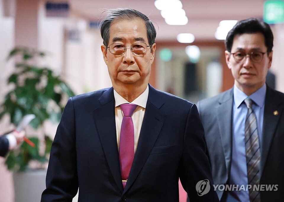 한덕수 대통령 권한대행이 8일 정부서울청사에서 열린 국무회의에 입장하고 있다.(사진=연합뉴스)