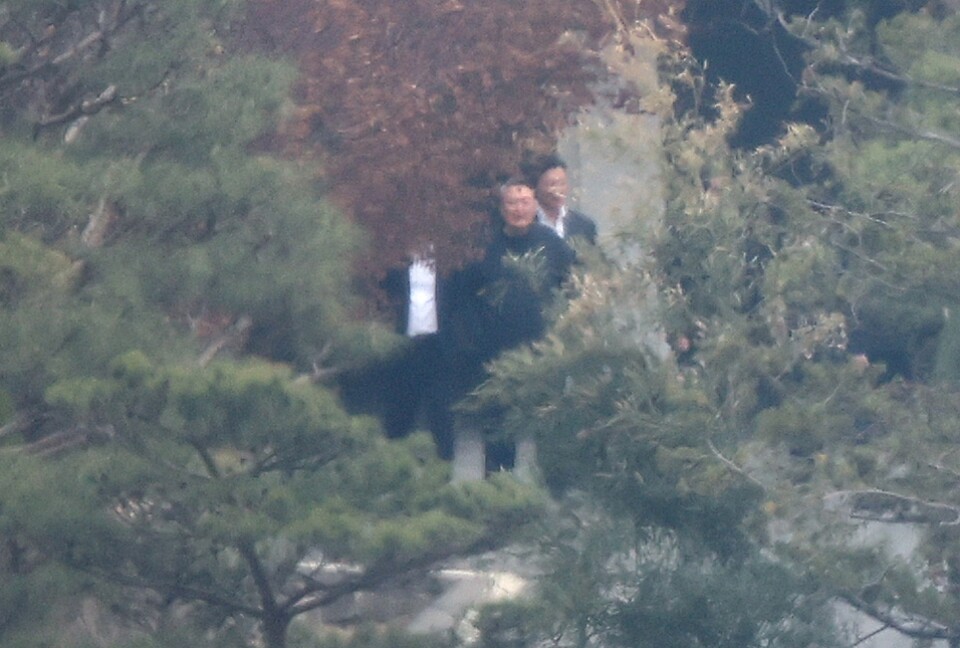 윤석열 전 대통령이 지난 2일 서울 용산구 한남동 관저에서 산책하는 모습. 윤 전 대통령은 4일 헌법재판소 파면 선고 이후 8일 현재까지 관저에서 나오지 않고 있다.  (사진=연합뉴스)