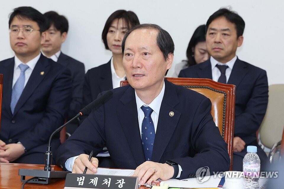 4월 9일 서울 여의도 국회에서 열린 법제사법위원회 전체회의에서 이완규 법제처장이 질의에 답하고 있다.(사진=연합뉴스)