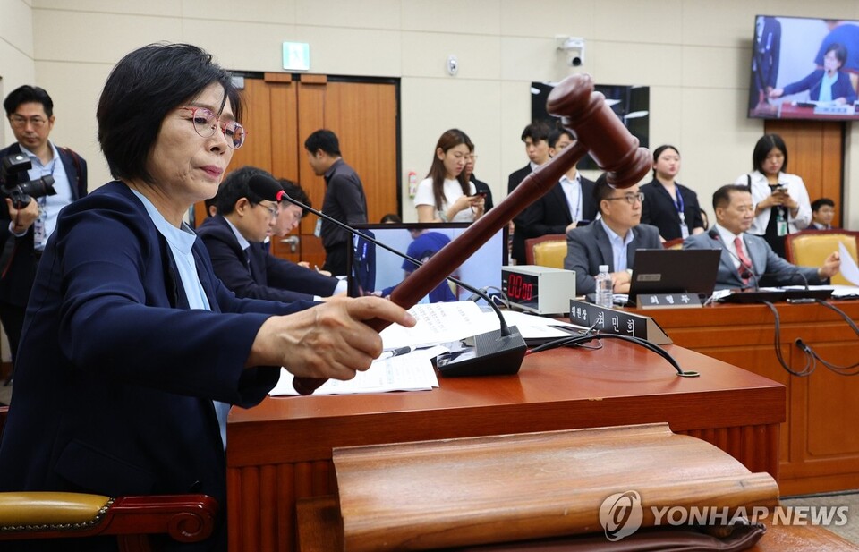 최민희 과방위원장이 의사봉을 두드리고 있다. (연합뉴스 자료사진)