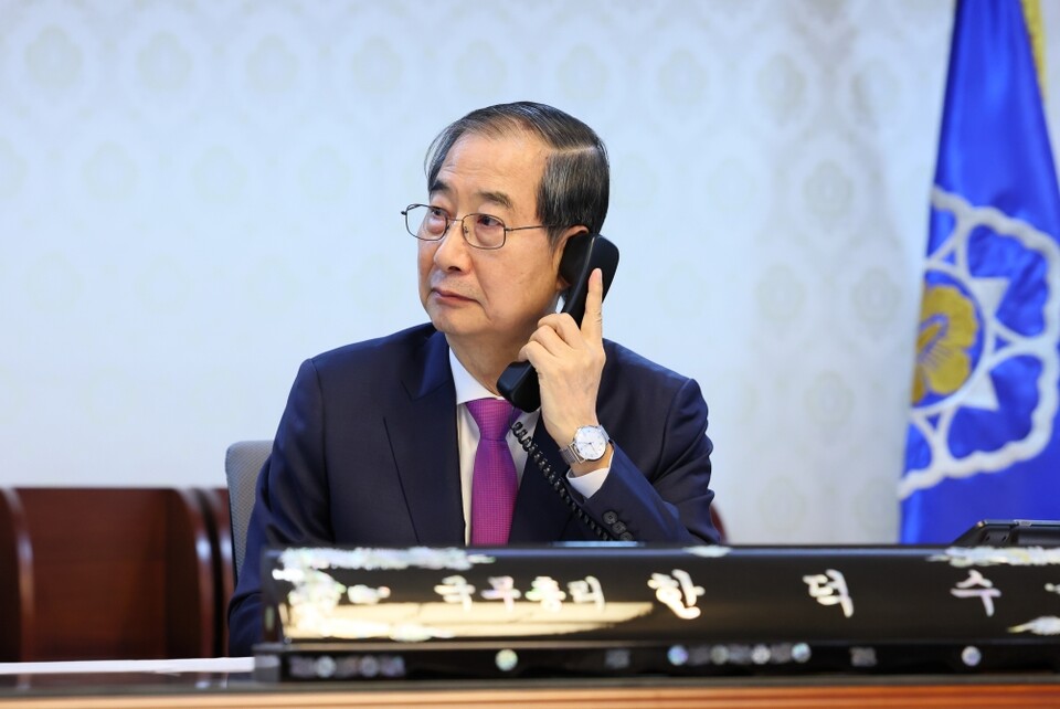 한덕수 대통령 권한대행 국무총리가 지난 8일 정부서울청사 집무실에서 도널드 트럼프 미국 대통령과 전화 통화를 하는 모습 (국무총리실=연합뉴스)