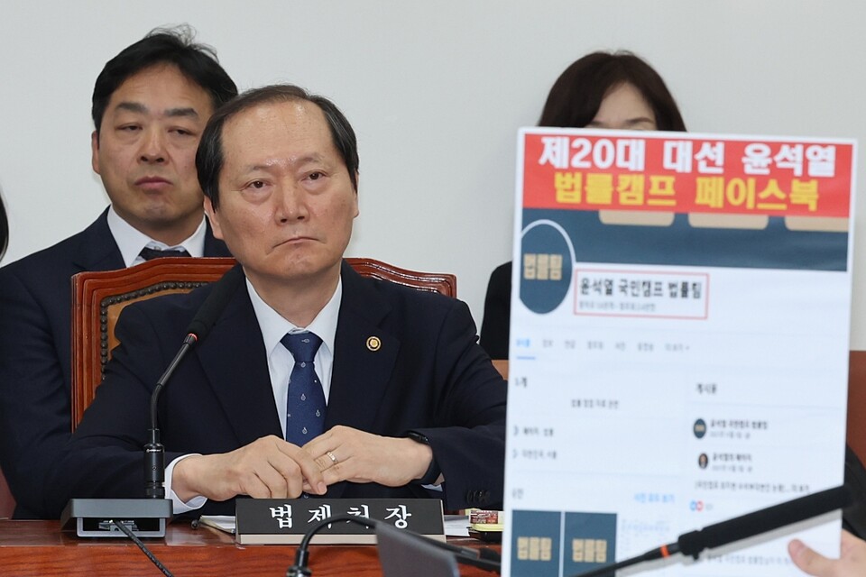 지난 9일 서울 여의도 국회에서 열린 법제사법위원회 전체회의에서 이완규 법제처장이 더불어민주당 장경태 의원의 질의를 듣고 있다. 한덕수 대통령 권한대행은 지난 8일 이완규 처장을 헌법재판관 후보자로 지명했다 (사진=연합뉴스)