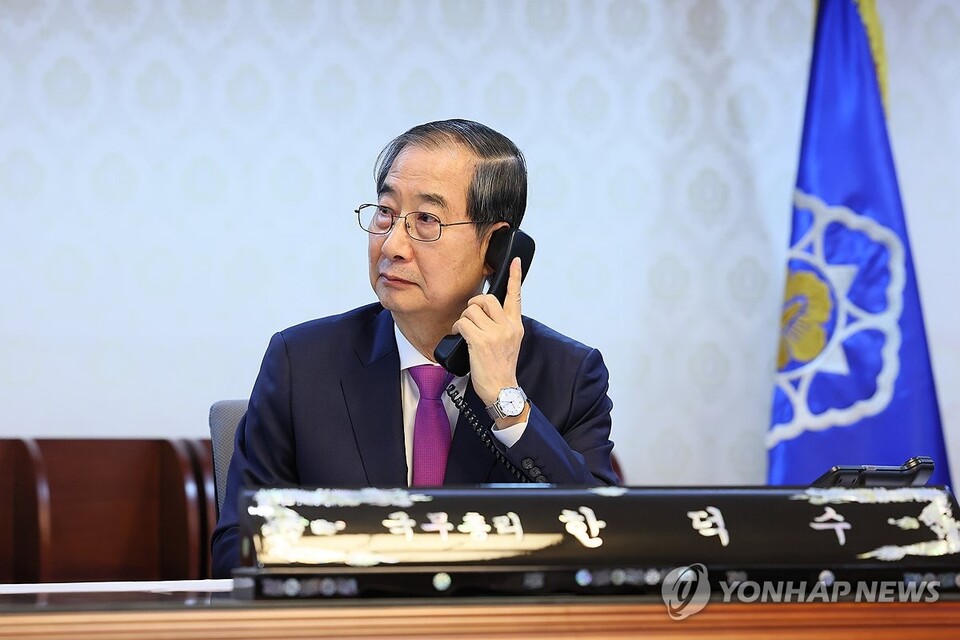 한덕수 대통령 권한대행이 8일 정부서울청사 집무실에서 도널드 트럼프 미국 대통령과 전화 통화를 하고 있다.(사진=연합뉴스)