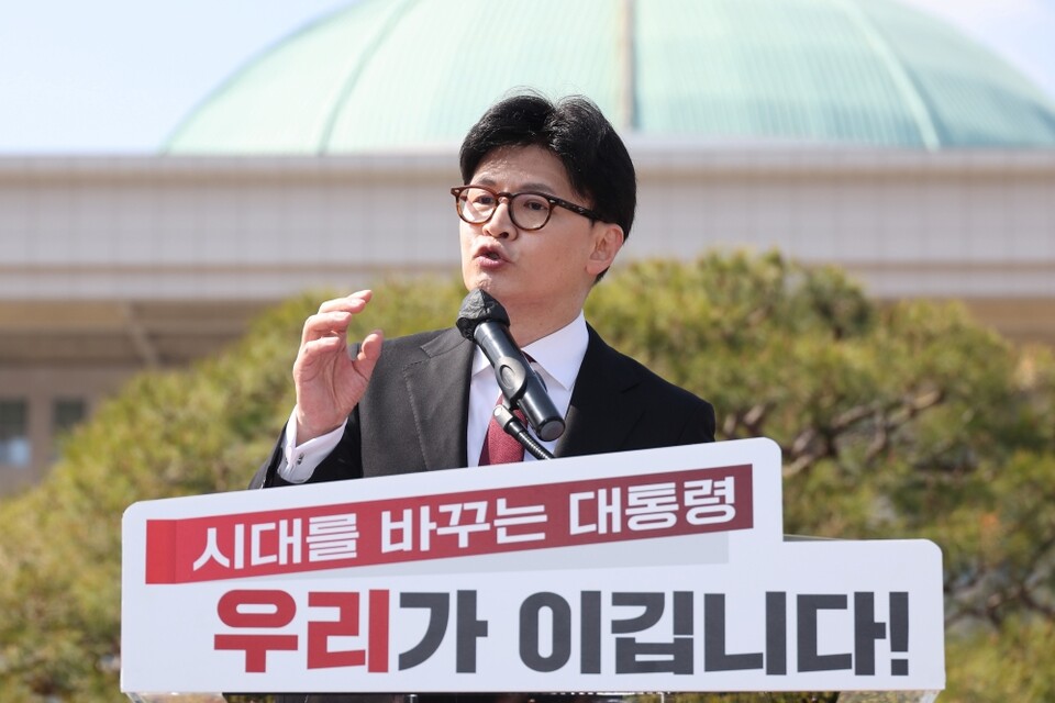 국민의힘 한동훈 전 대표가 지난 10일 서울 여의도 국회 분수대 앞에서 대선 출마 선언을 하고 취재진의 질문에 답하고 있다(사진=연합뉴스)