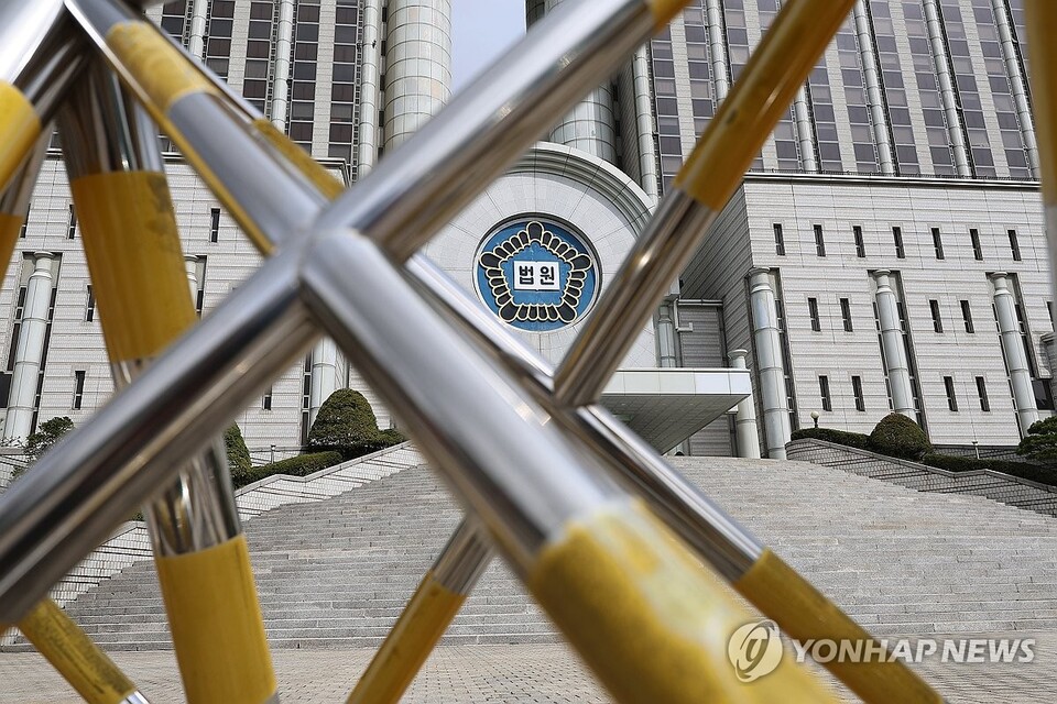 내란 우두머리 혐의로 기소된 윤석열 전 대통령의 첫 정식 형사재판을 하루 앞둔 13일 서울 서초구 서울중앙지방법원의 모습. (사진=연합뉴스)