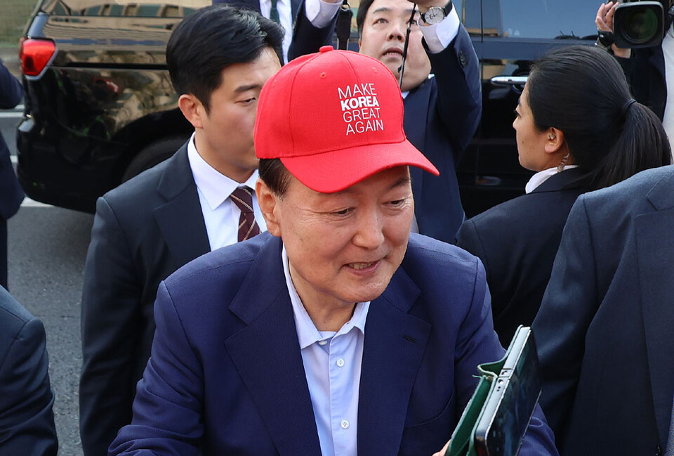 윤석열 전 대통령이 11일 서울 용산구 한남동 관저에서 나와 서초동 사저로 향하기 전 지지자들과 인사하고 있다. (사진=연합뉴스)