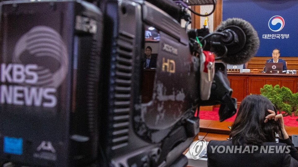 지난 2023년 7월 11일 한덕수 국무총리가 국무회의에 참석해 'TV수신료 분리 징수' 안건 설명을 하는 모습을 KBS 취재진이 촬영하고 있다 (사진=연합뉴스)