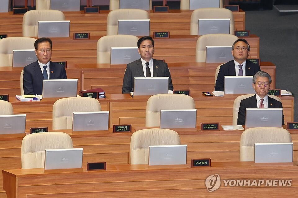 14일 정치·외교·통일·안보 분야 대정부질문이 진행된 국회 본회의에 불출석한 한덕수 대통령 권한대행 국무총리의 자리가 비어 있다.(사진=연합뉴스)