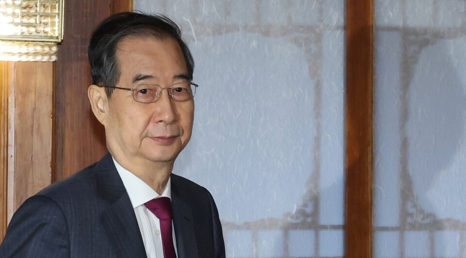 한덕수 대통령 권한대행 국무총리가 14일 서울 공관에서 열린 경제안보전략 TF 회의에 입장하고 있다 (사진=연합뉴스)