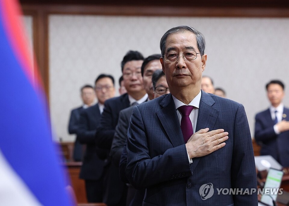 한덕수 대통령 권한대행 국무총리가 14일 정부서울청사에서 열린 국무회의에서 국기에 경례하고 있다. (서울=연합뉴스)