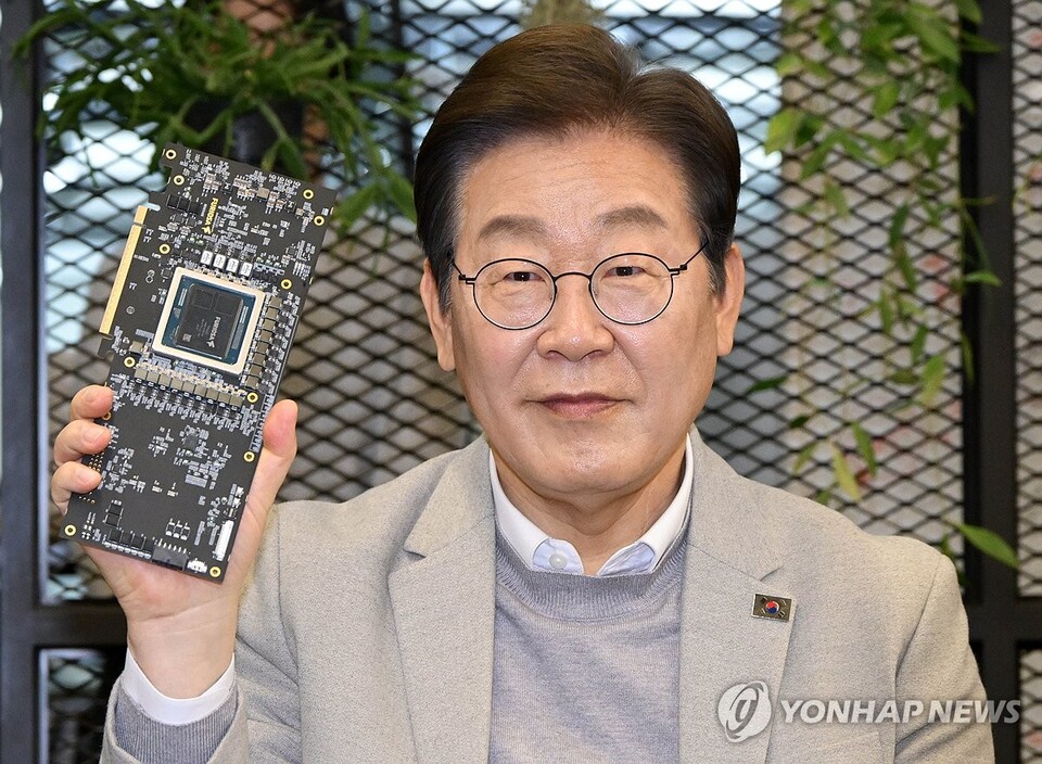 더불어민주당 이재명 대선 예비후보가 14일 서울 강남구 퓨리오사AI에서 퓨리오사AI NPU칩을 들어보이고 있다.(사진=연합뉴스)